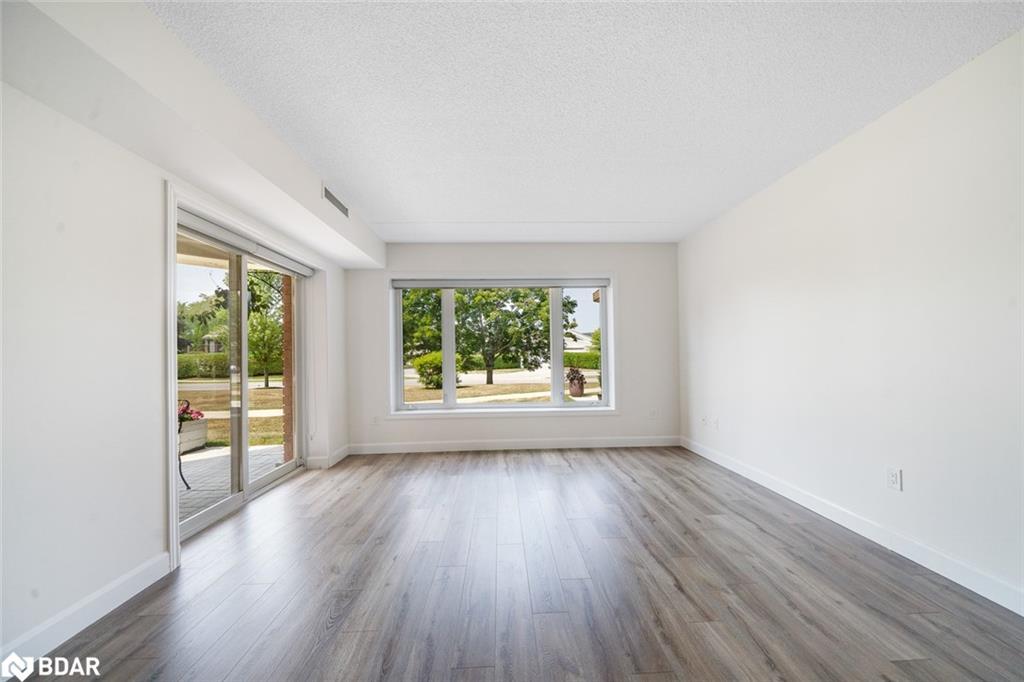 103-11 Beck Boulevard, Penetanguishene, ON - Indoor Photo Showing Living Room