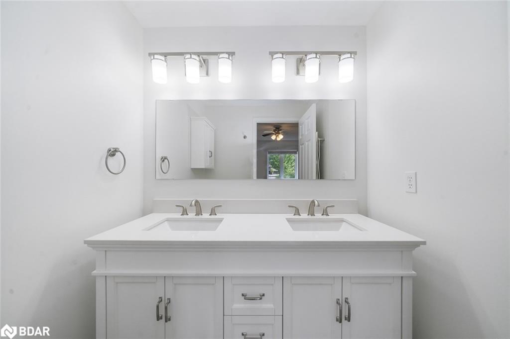 103-11 Beck Boulevard, Penetanguishene, ON - Indoor Photo Showing Bathroom