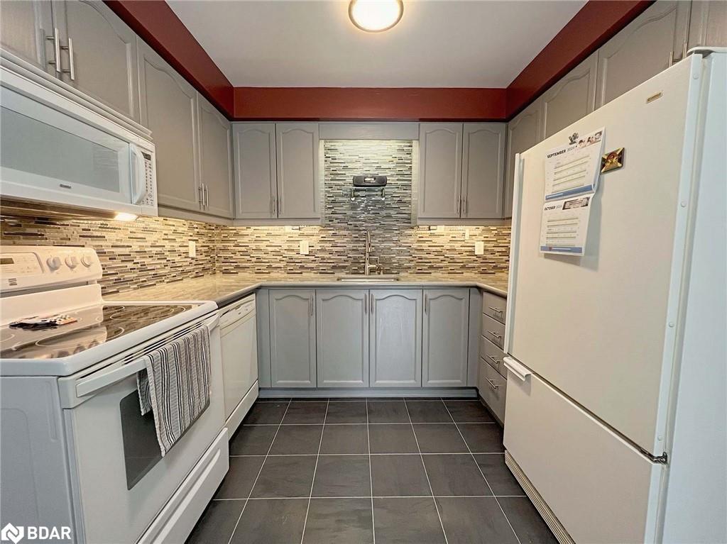 1 Potter Crescent, Tottenham, ON - Indoor Photo Showing Kitchen