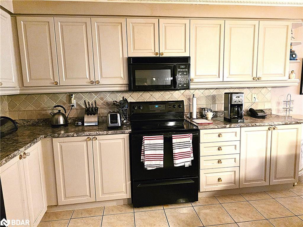 28 Cranberry Heights, Wasaga Beach, ON - Indoor Photo Showing Kitchen