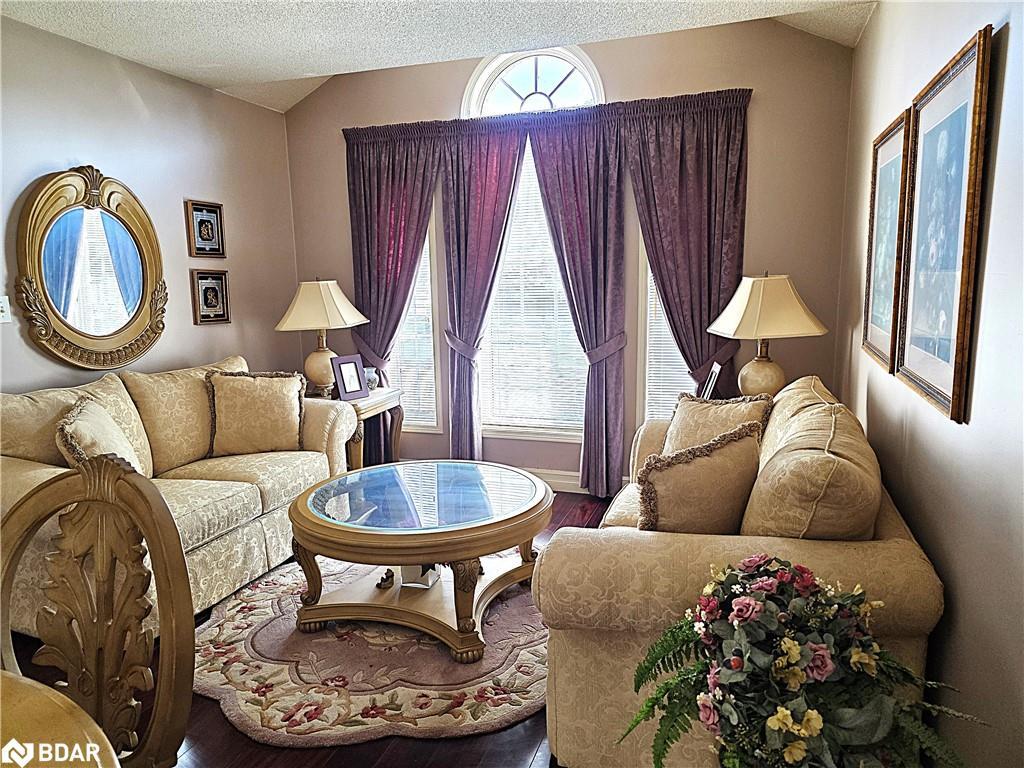 28 Cranberry Heights, Wasaga Beach, ON - Indoor Photo Showing Living Room