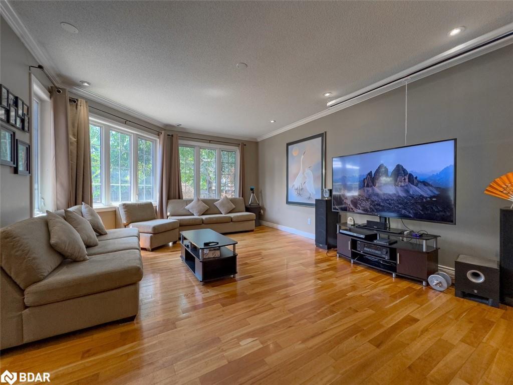 18 Cotswold Court, Georgetown, ON - Indoor Photo Showing Living Room