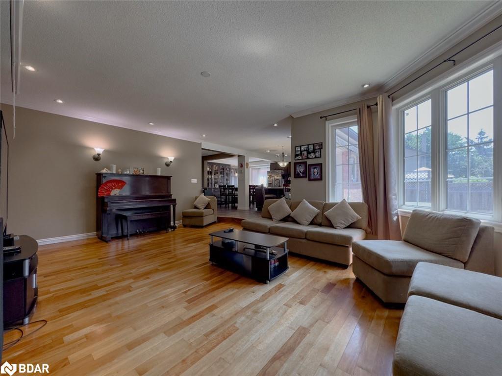 18 Cotswold Court, Georgetown, ON - Indoor Photo Showing Living Room