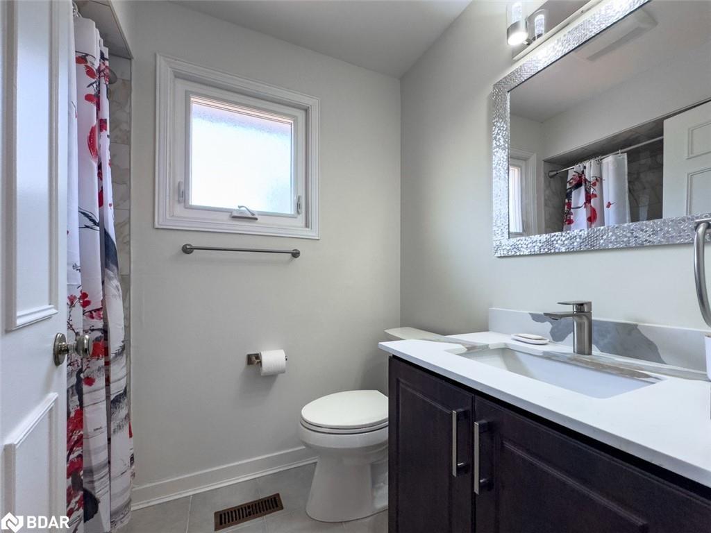 18 Cotswold Court, Georgetown, ON - Indoor Photo Showing Bathroom