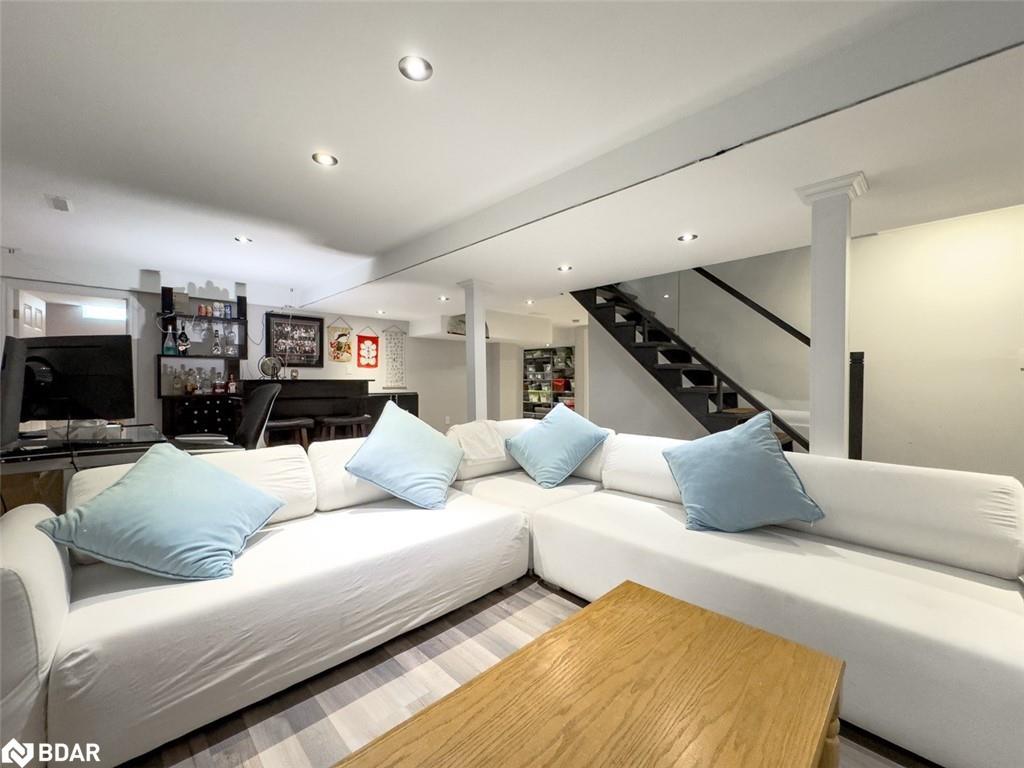 18 Cotswold Court, Georgetown, ON - Indoor Photo Showing Living Room