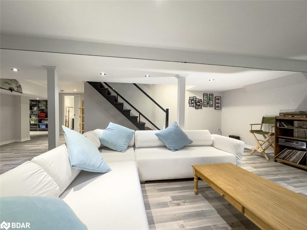 18 Cotswold Court, Georgetown, ON - Indoor Photo Showing Living Room