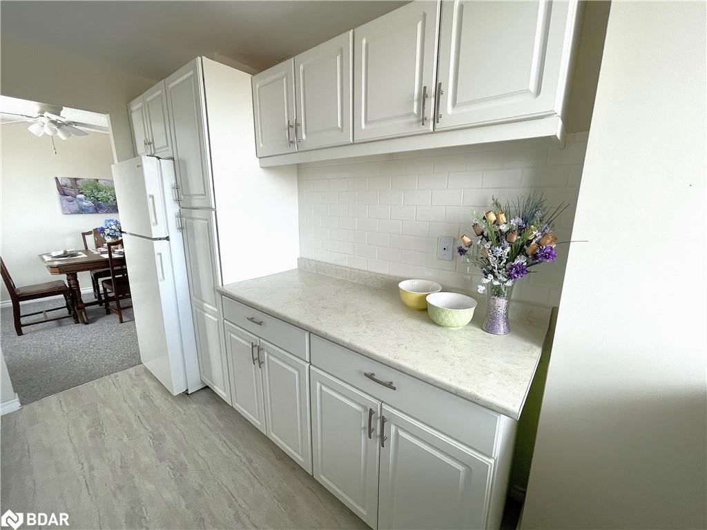 702-414 Blake Street, Barrie, ON - Indoor Photo Showing Kitchen