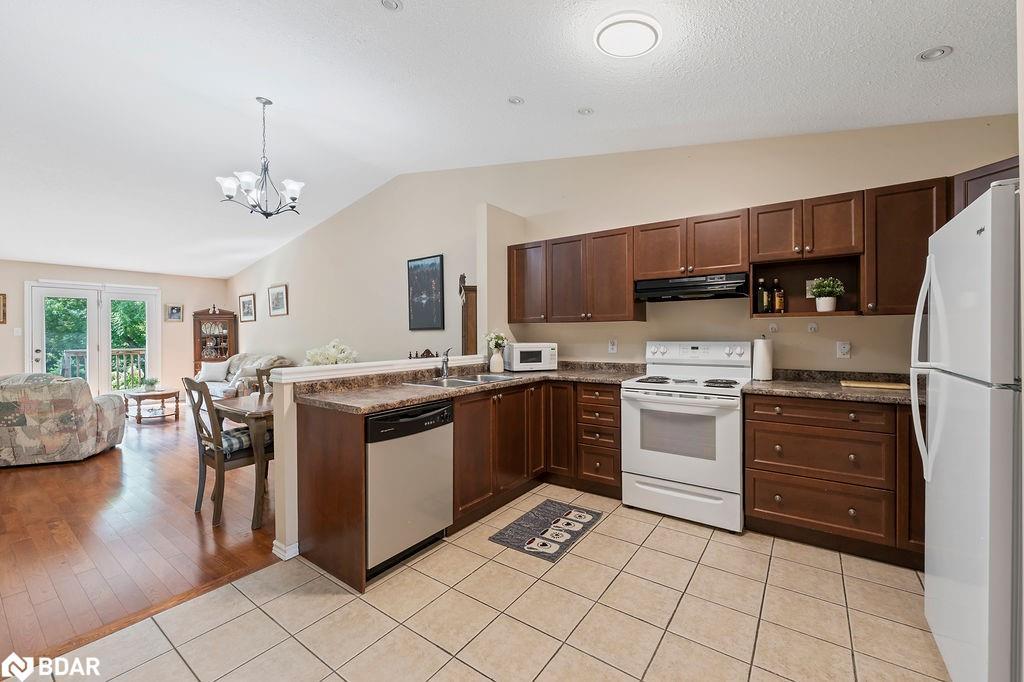 18-510 Queensway W, Simcoe, ON - Indoor Photo Showing Kitchen