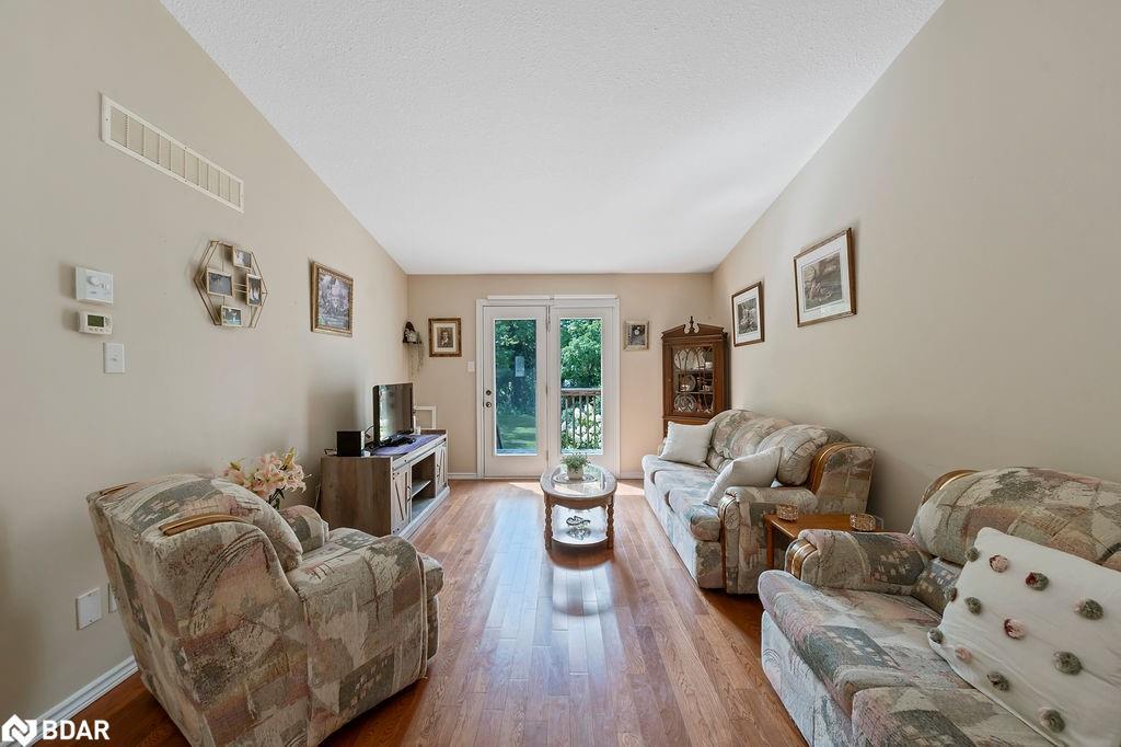 18-510 Queensway W, Simcoe, ON - Indoor Photo Showing Living Room