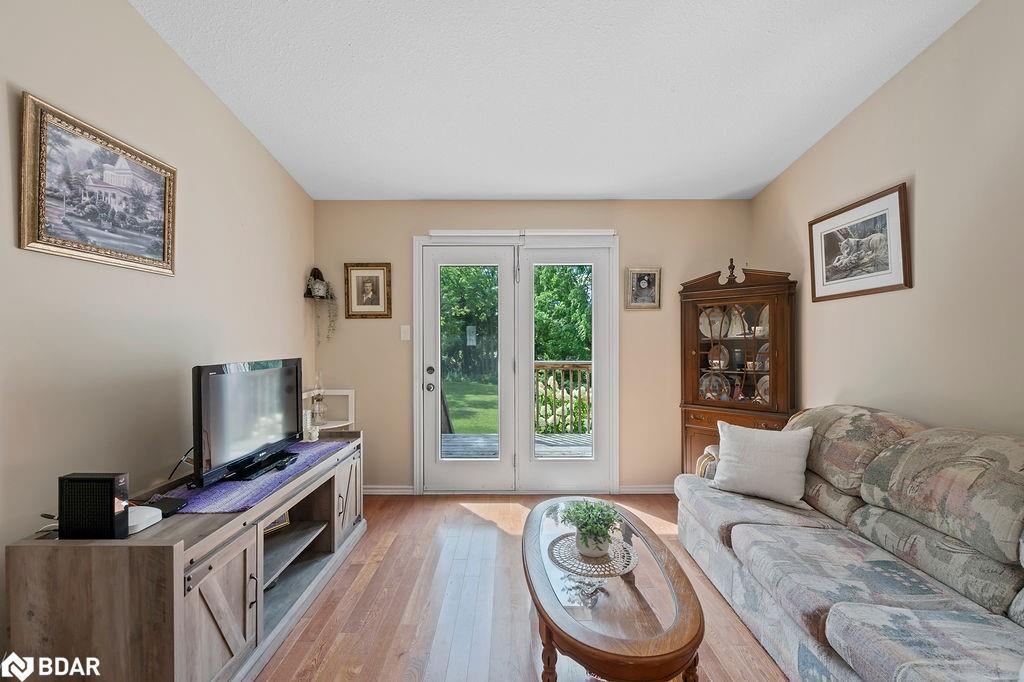 18-510 Queensway W, Simcoe, ON - Indoor Photo Showing Living Room