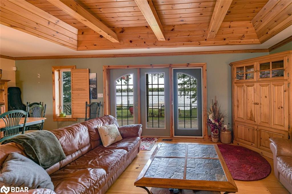 4283 Plum Point Road, Ramara, ON - Indoor Photo Showing Living Room