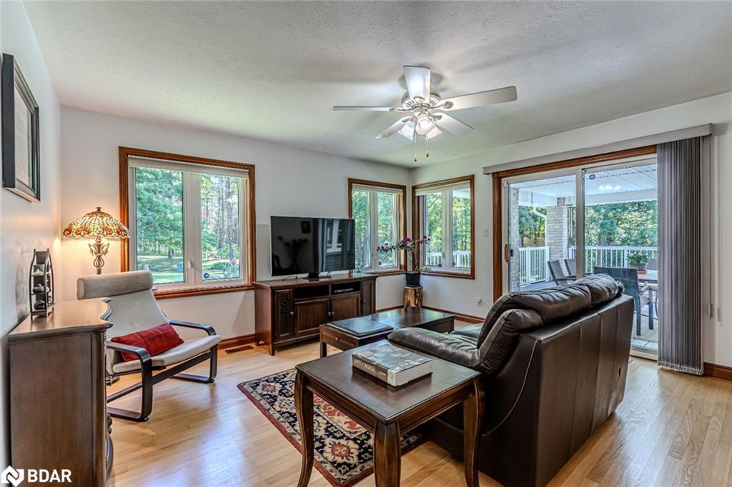 3891 9 Line N, Oro-Medonte, ON - Indoor Photo Showing Living Room