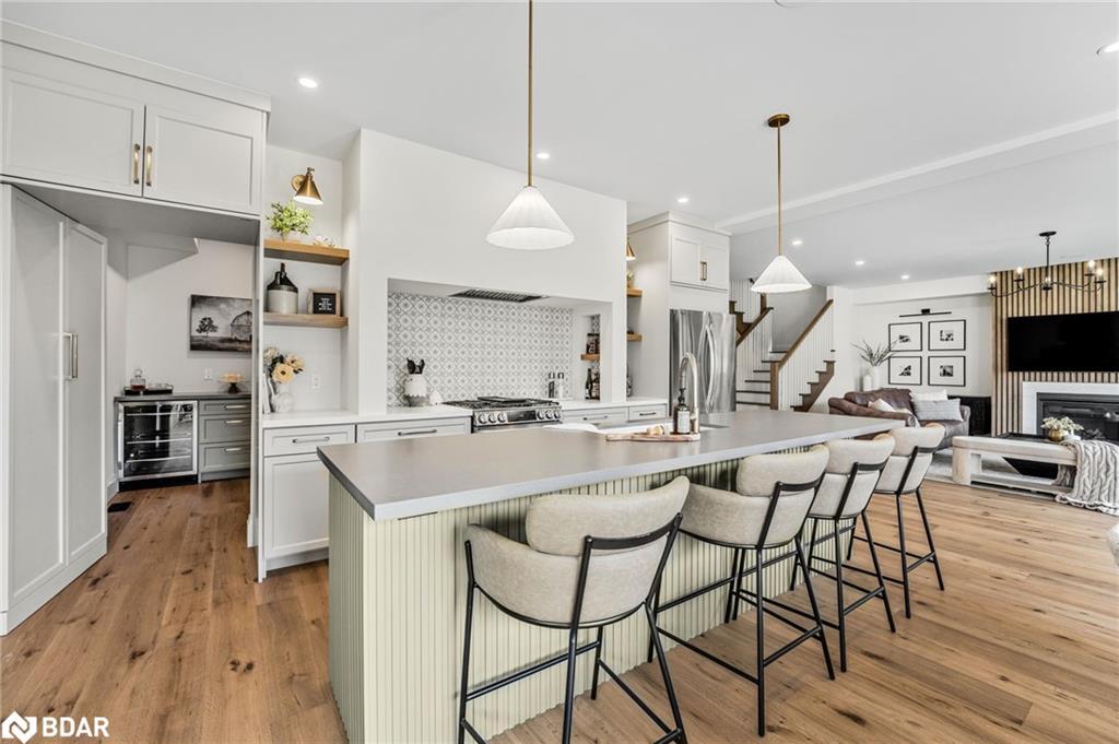46 Tyndale Road, Barrie, ON - Indoor Photo Showing Kitchen With Upgraded Kitchen
