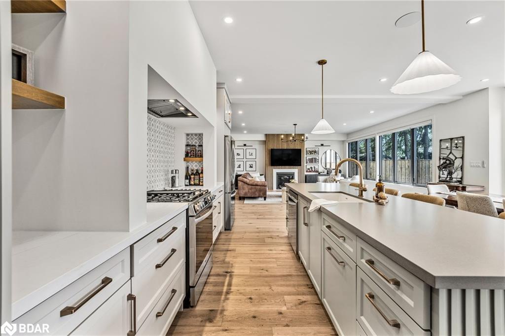 46 Tyndale Road, Barrie, ON - Indoor Photo Showing Kitchen With Upgraded Kitchen
