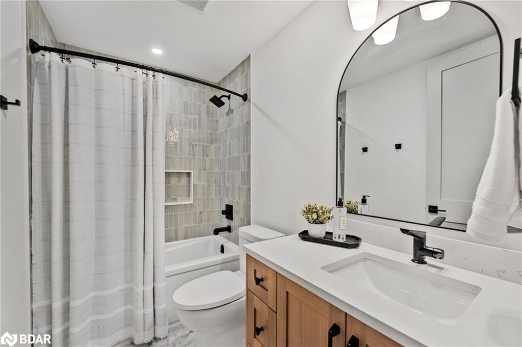 46 Tyndale Road, Barrie, ON - Indoor Photo Showing Bathroom