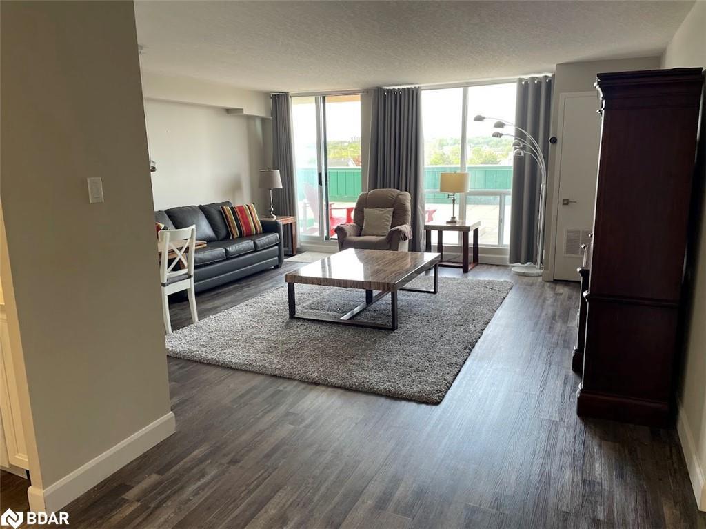 111-65 Ellen Street, Barrie, ON - Indoor Photo Showing Living Room