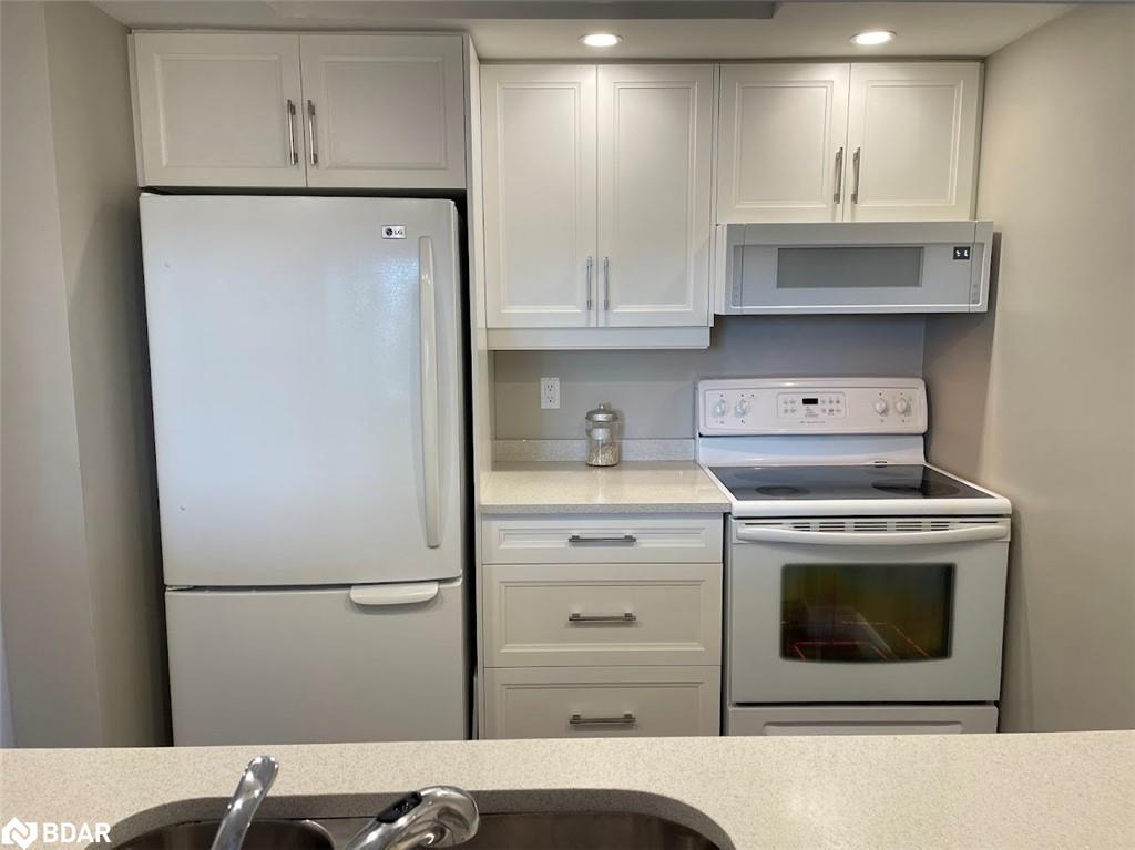 111-65 Ellen Street, Barrie, ON - Indoor Photo Showing Kitchen