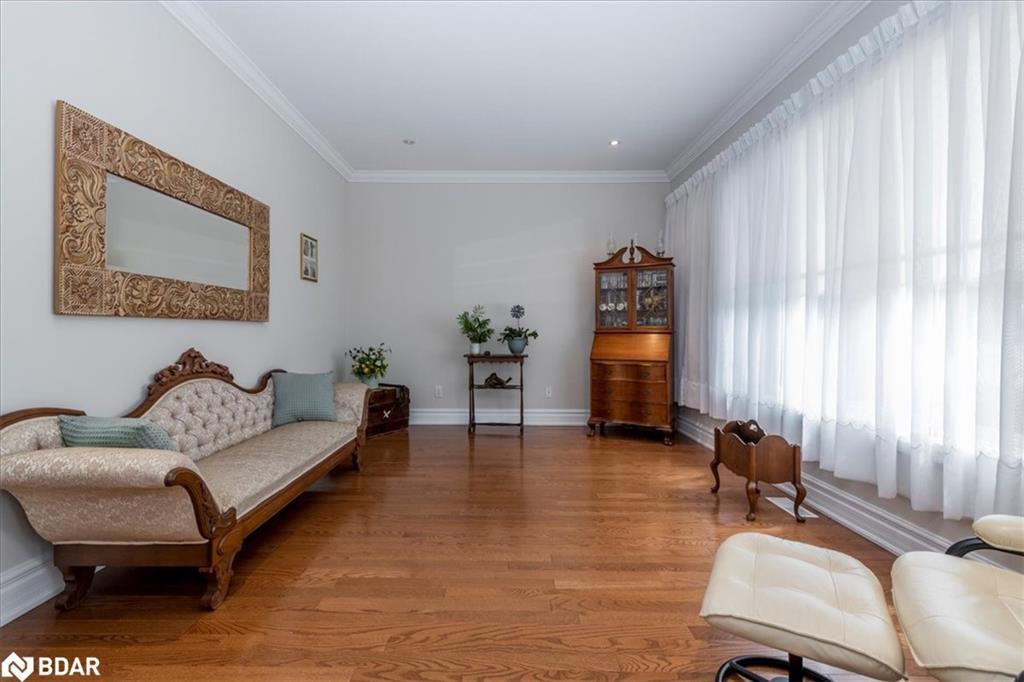 34 Heatherwood Drive, Springwater, ON - Indoor Photo Showing Living Room