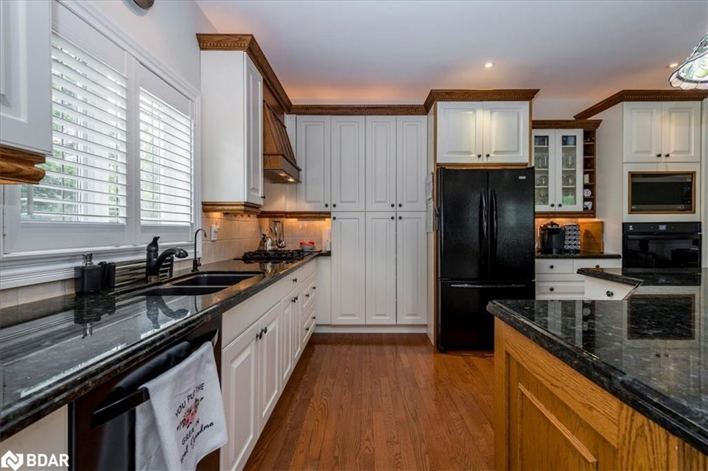 34 Heatherwood Drive, Springwater, ON - Indoor Photo Showing Kitchen With Double Sink