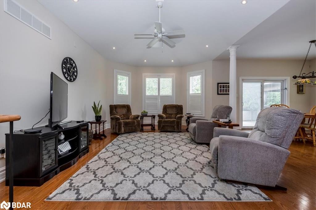 34 Heatherwood Drive, Springwater, ON - Indoor Photo Showing Living Room