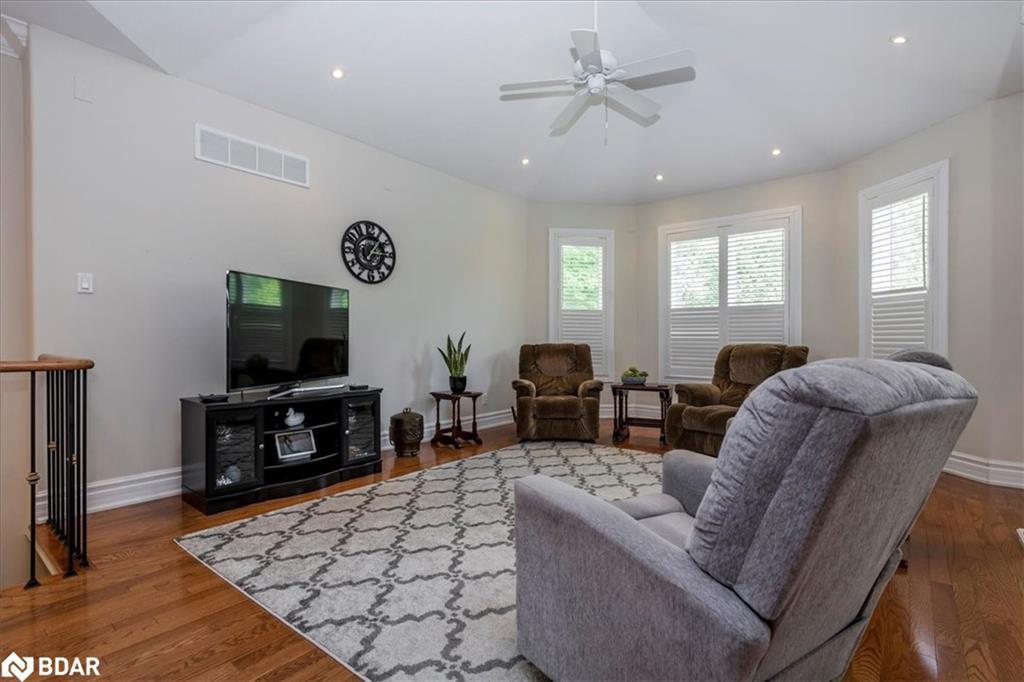 34 Heatherwood Drive, Springwater, ON - Indoor Photo Showing Living Room
