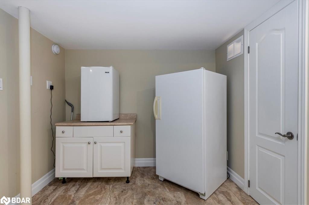 34 Heatherwood Drive, Springwater, ON - Indoor Photo Showing Other Room