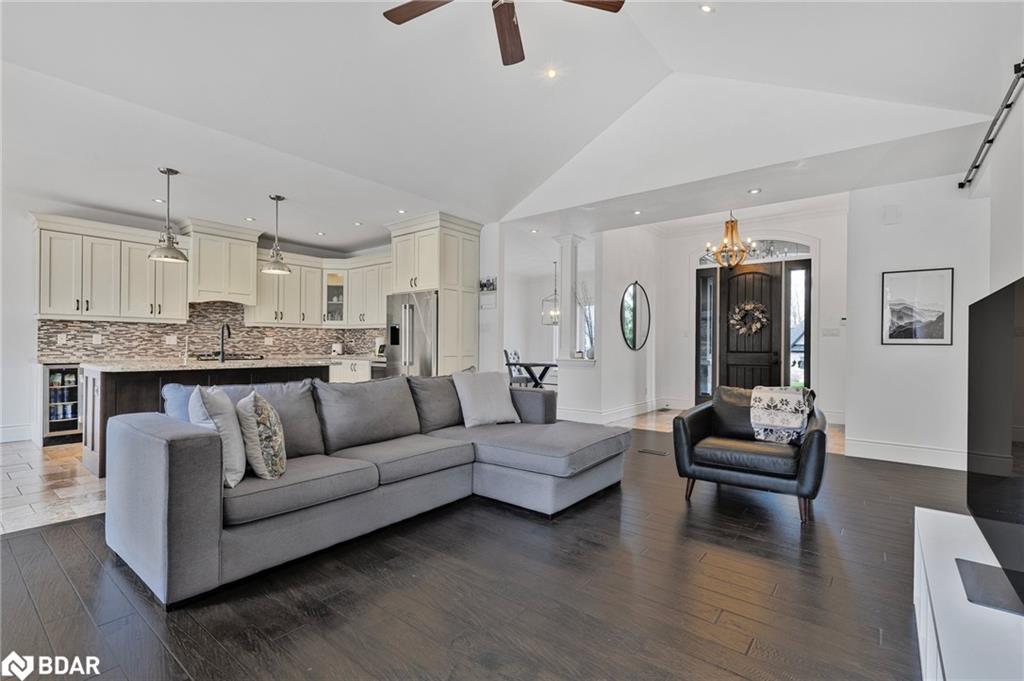 25 Heron Boulevard, Springwater, ON - Indoor Photo Showing Living Room