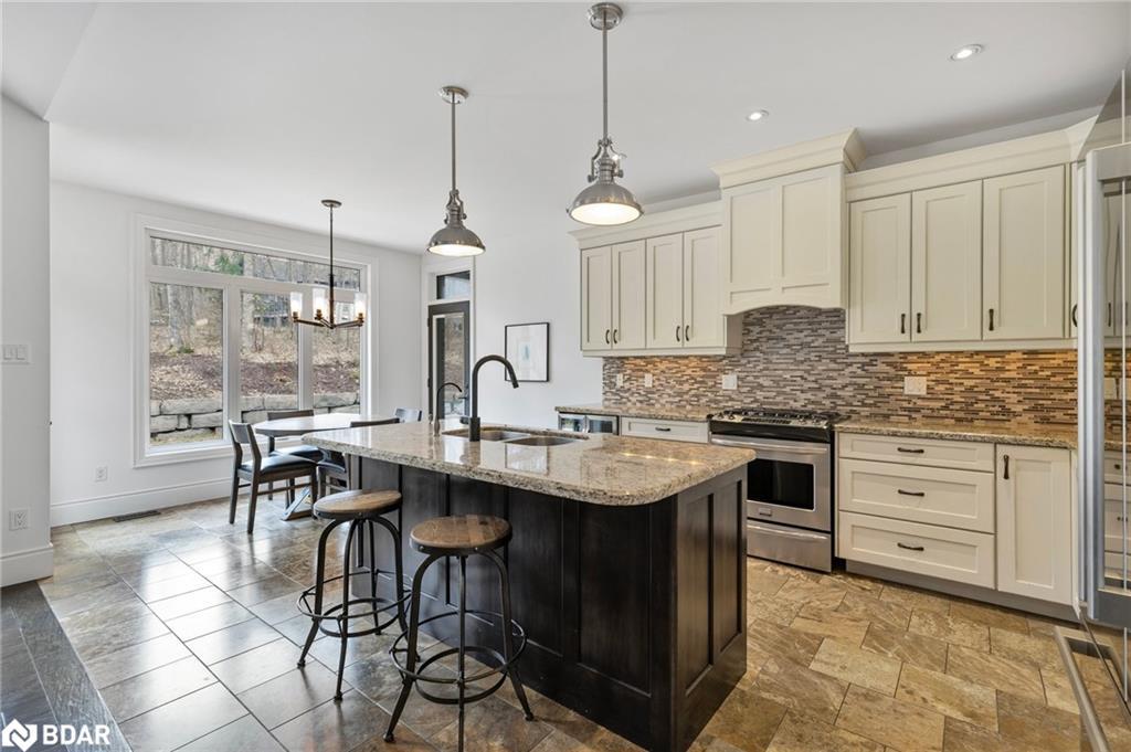 25 Heron Boulevard, Springwater, ON - Indoor Photo Showing Kitchen With Upgraded Kitchen