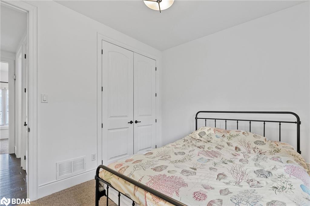 25 Heron Boulevard, Springwater, ON - Indoor Photo Showing Bedroom