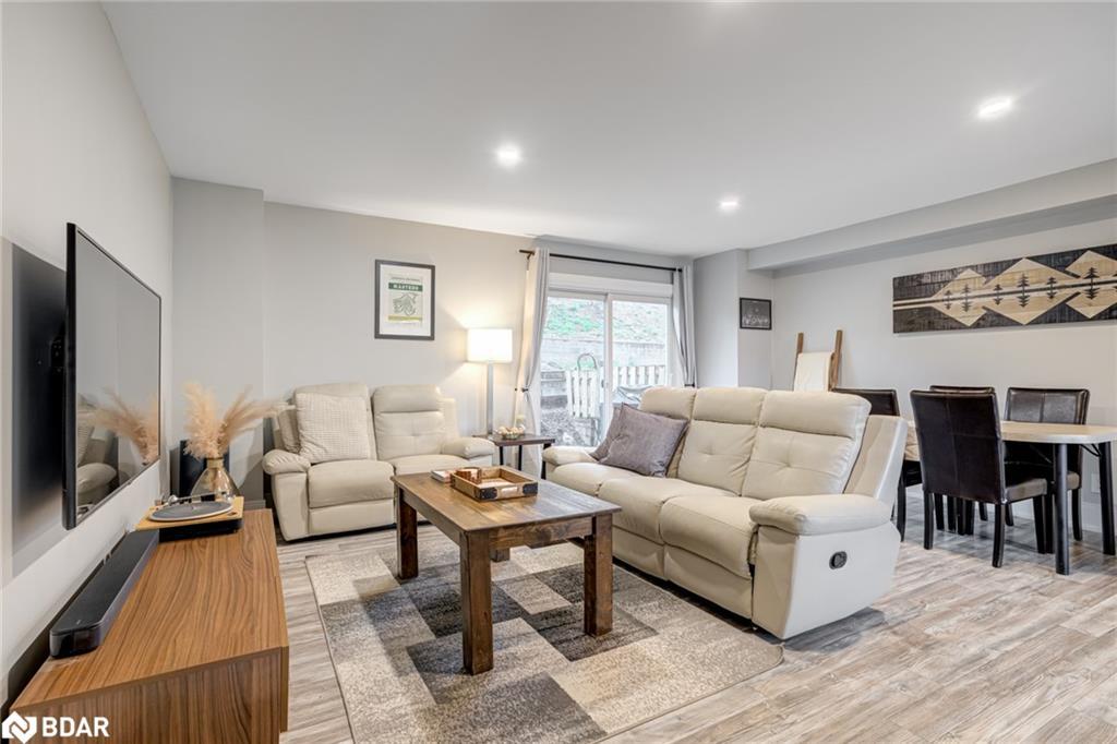 21-135 Chalmers Street, Cambridge, ON - Indoor Photo Showing Living Room