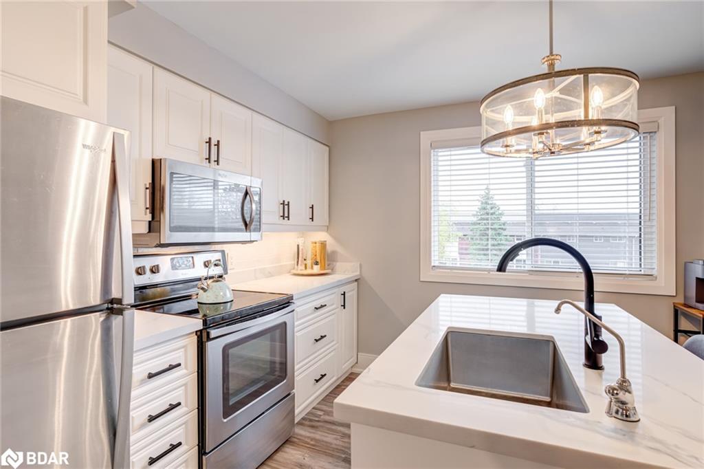 21-135 Chalmers Street, Cambridge, ON - Indoor Photo Showing Kitchen With Stainless Steel Kitchen With Upgraded Kitchen