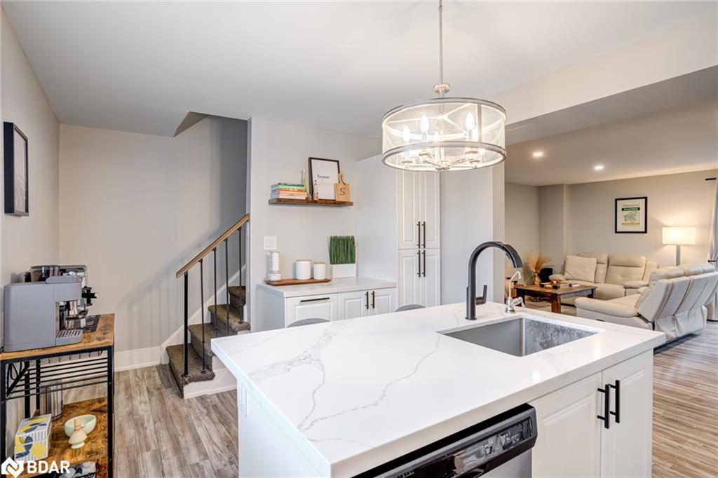 21-135 Chalmers Street, Cambridge, ON - Indoor Photo Showing Kitchen