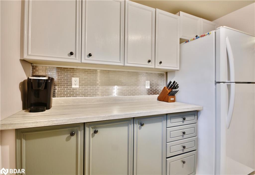 11 Pheasant Trail, Barrie, ON - Indoor Photo Showing Kitchen