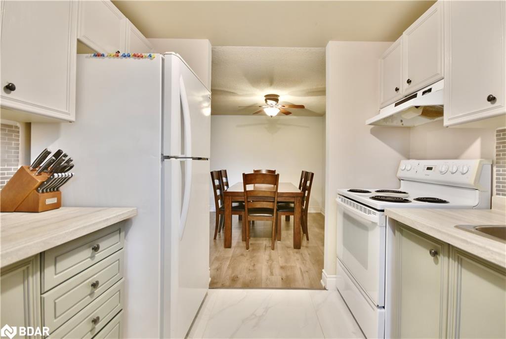11 Pheasant Trail, Barrie, ON - Indoor Photo Showing Kitchen