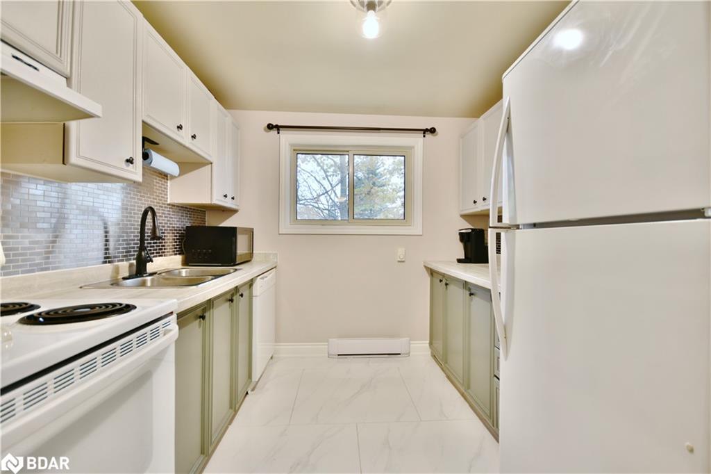 11 Pheasant Trail, Barrie, ON - Indoor Photo Showing Kitchen With Double Sink