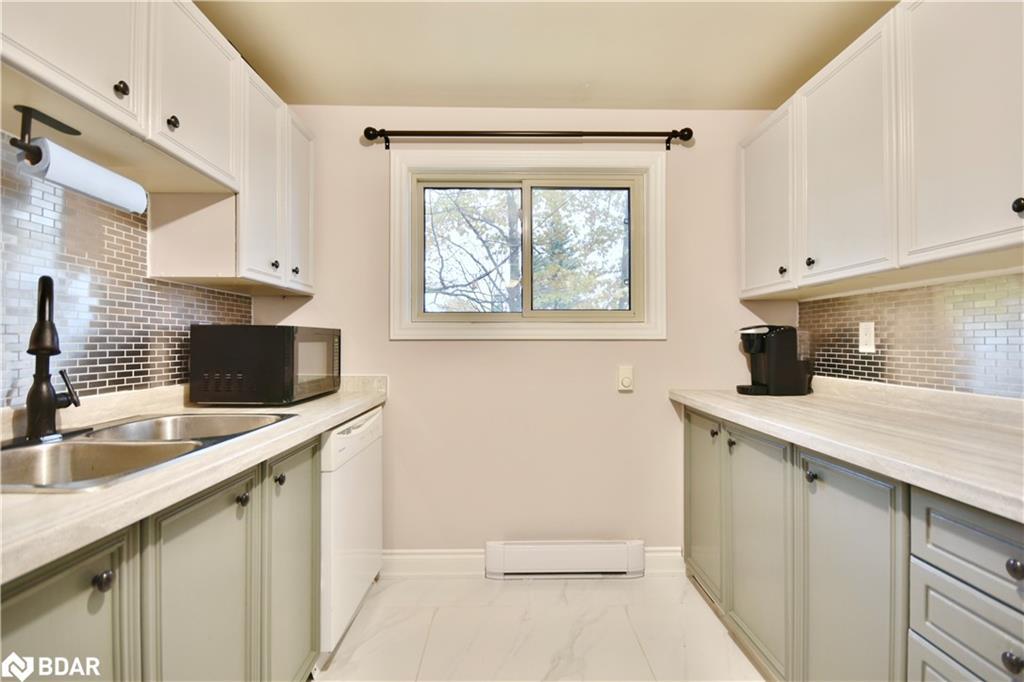 11 Pheasant Trail, Barrie, ON - Indoor Photo Showing Kitchen With Double Sink