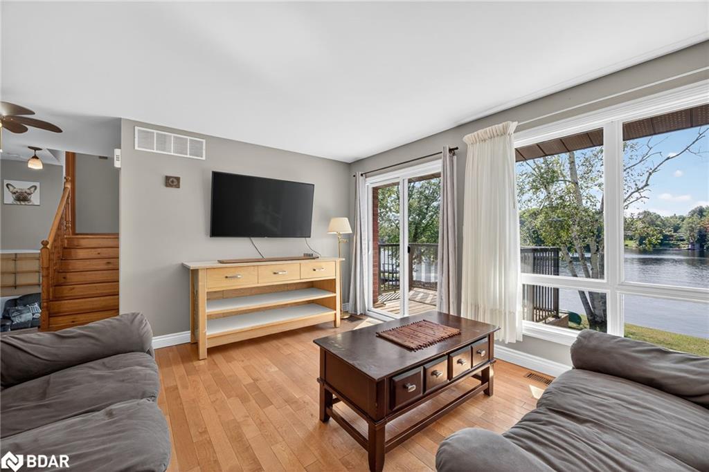389 Falcon Road, Huntsville, ON - Indoor Photo Showing Living Room