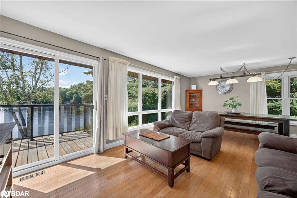 389 Falcon Road, Huntsville, ON - Indoor Photo Showing Living Room