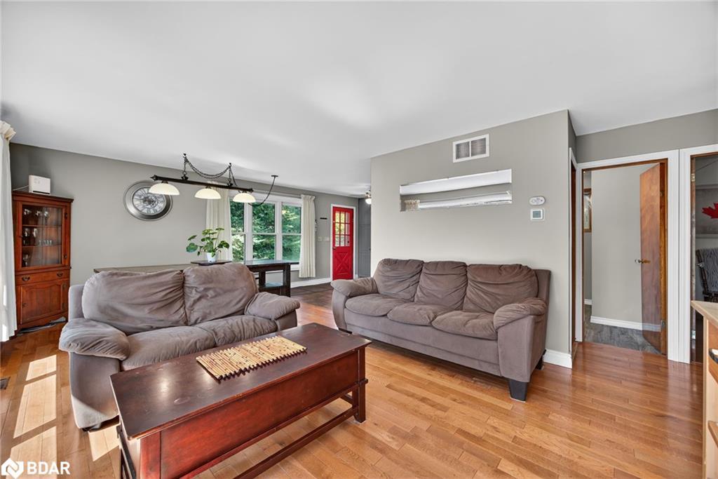 389 Falcon Road, Huntsville, ON - Indoor Photo Showing Living Room
