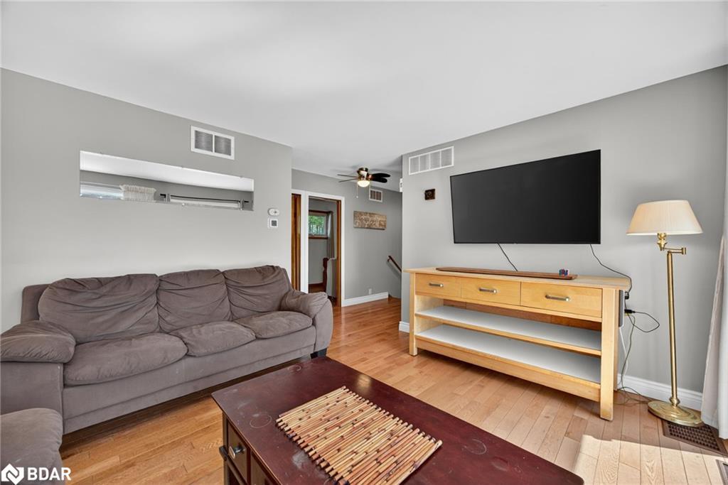 389 Falcon Road, Huntsville, ON - Indoor Photo Showing Living Room