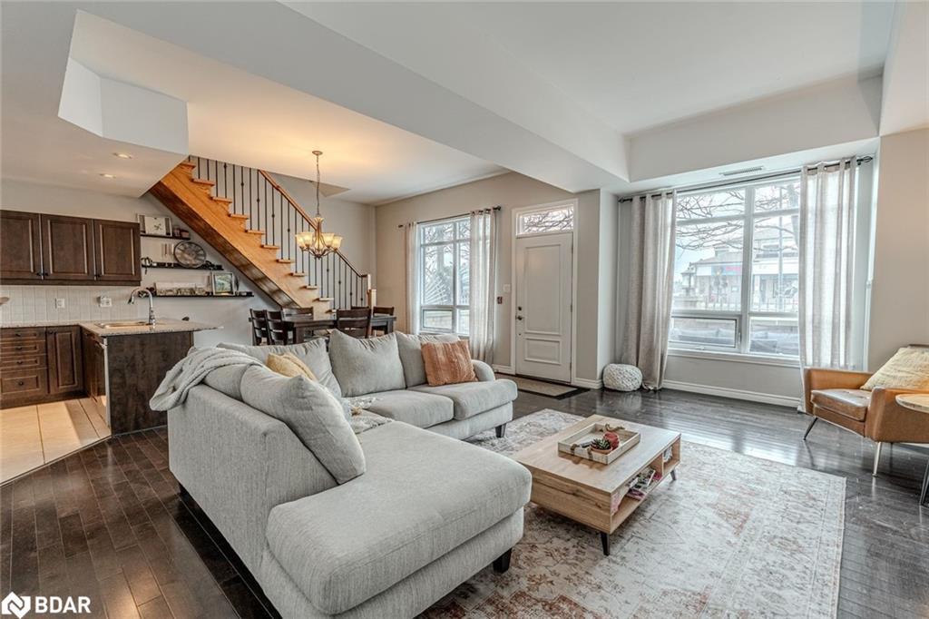 6 Victoria Street, Barrie, ON - Indoor Photo Showing Living Room