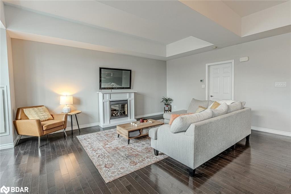 6 Victoria Street, Barrie, ON - Indoor Photo Showing Living Room With Fireplace