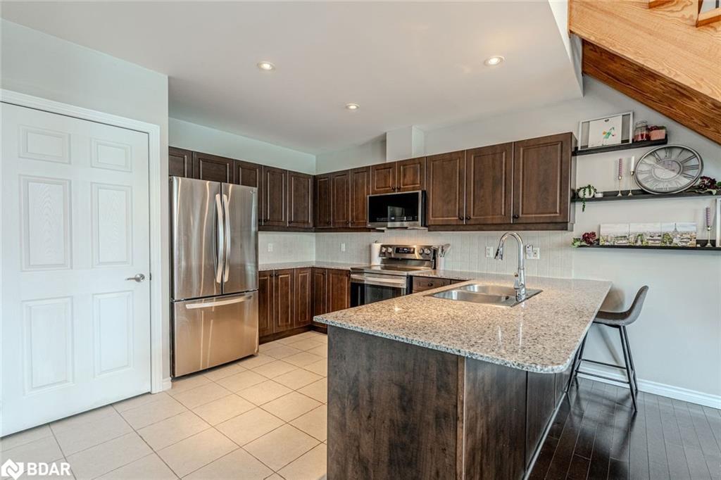 6 Victoria Street, Barrie, ON - Indoor Photo Showing Kitchen With Stainless Steel Kitchen