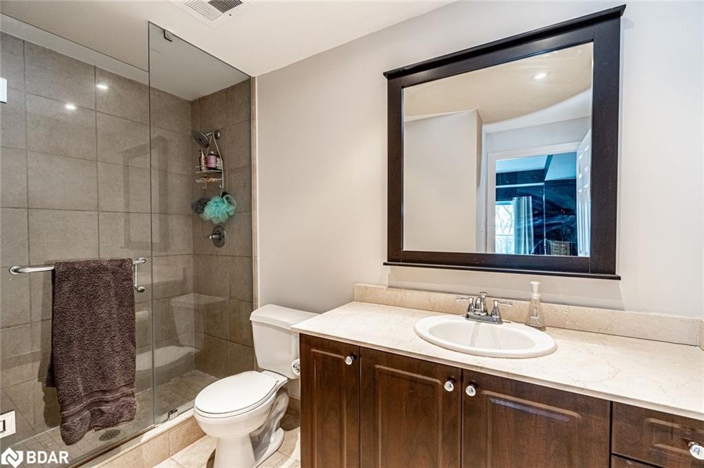 6 Victoria Street, Barrie, ON - Indoor Photo Showing Bathroom