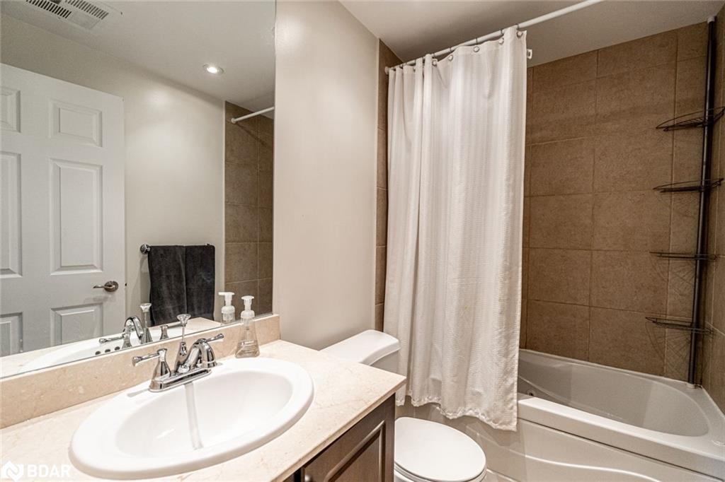 6 Victoria Street, Barrie, ON - Indoor Photo Showing Bathroom