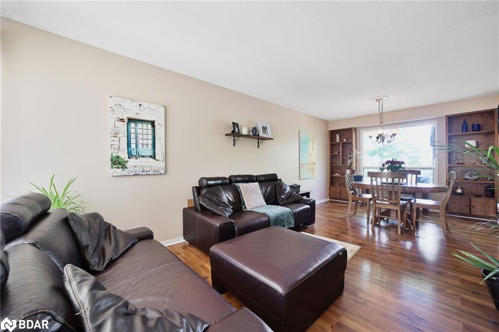 45 Garden Drive, Barrie, ON - Indoor Photo Showing Living Room
