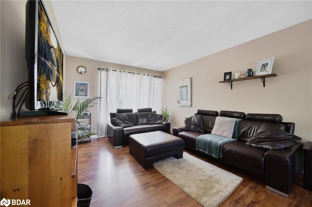 45 Garden Drive, Barrie, ON - Indoor Photo Showing Living Room