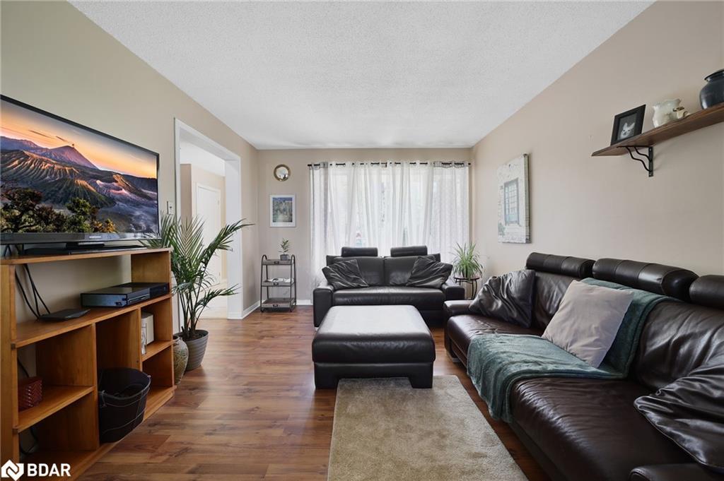 45 Garden Drive, Barrie, ON - Indoor Photo Showing Living Room