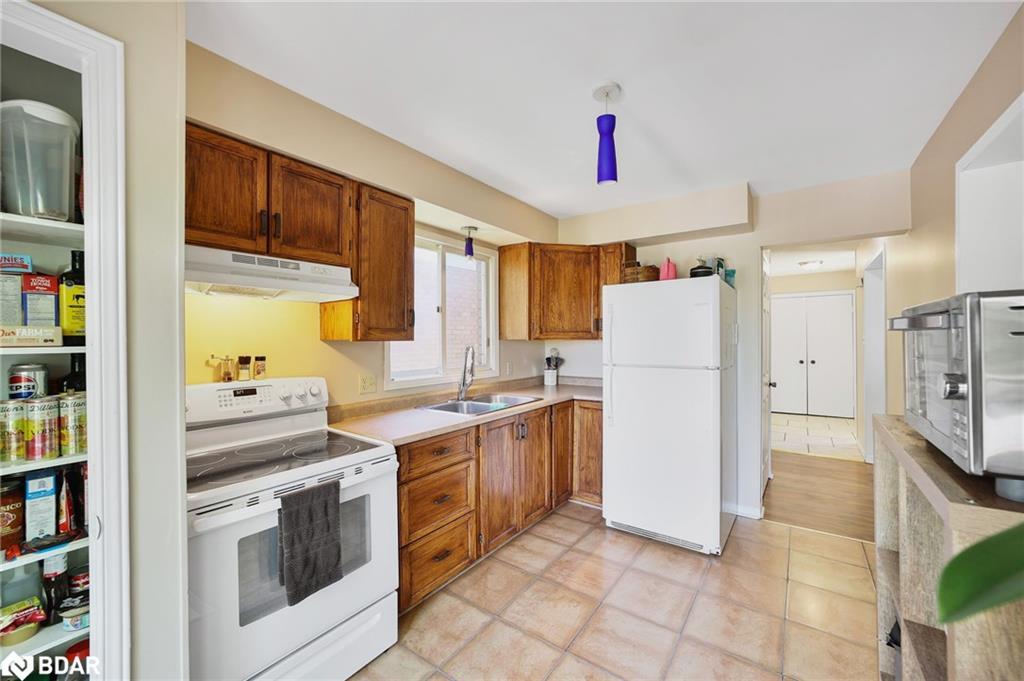 45 Garden Drive, Barrie, ON - Indoor Photo Showing Kitchen With Double Sink