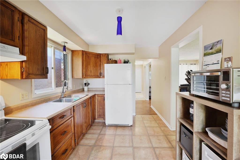 45 Garden Drive, Barrie, ON - Indoor Photo Showing Kitchen With Double Sink